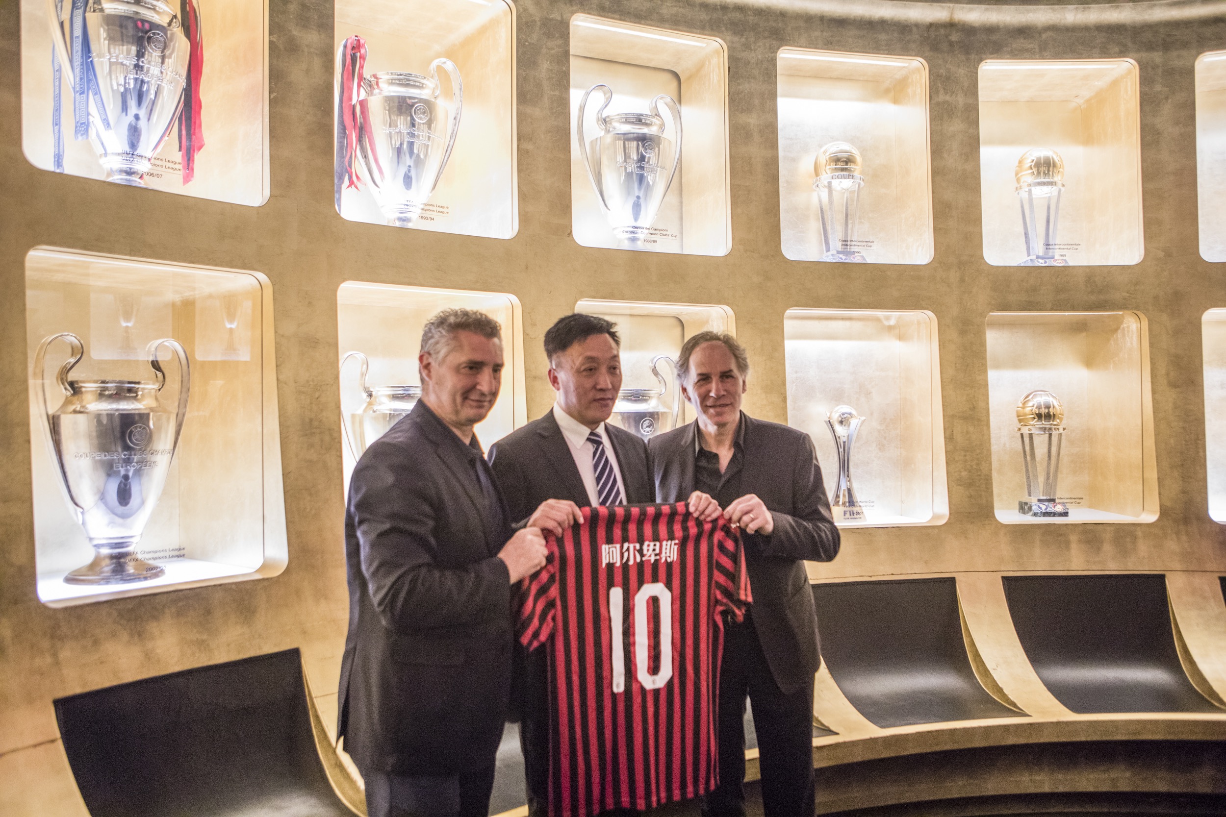 罗体：迪巴拉因发烧缺席罗马的训练，多夫比克恢复跑步练习（罗体：迪巴拉因发烧缺席罗马训练，多夫比克重启跑步训练）