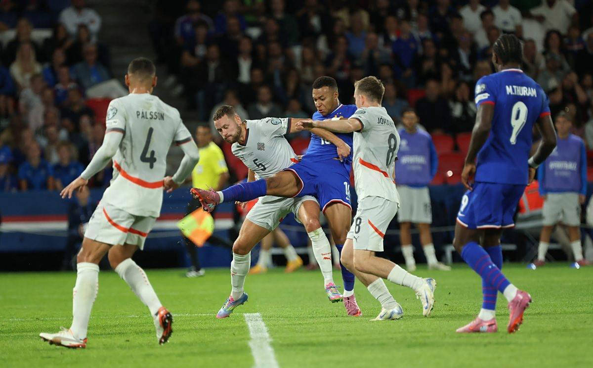 吉文：可能我有点老派，看不惯加纳乔走路歪着身子还挂条链子（吉文自认有点老派：不习惯加纳乔斜着身走还戴链子）