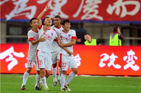 英媒：曼联对多特边锋阿德耶米感兴趣，但球员倾向于加盟阿森纳（英媒称曼联相中多特翼锋阿德耶米，球员更青睐投奔阿森纳）