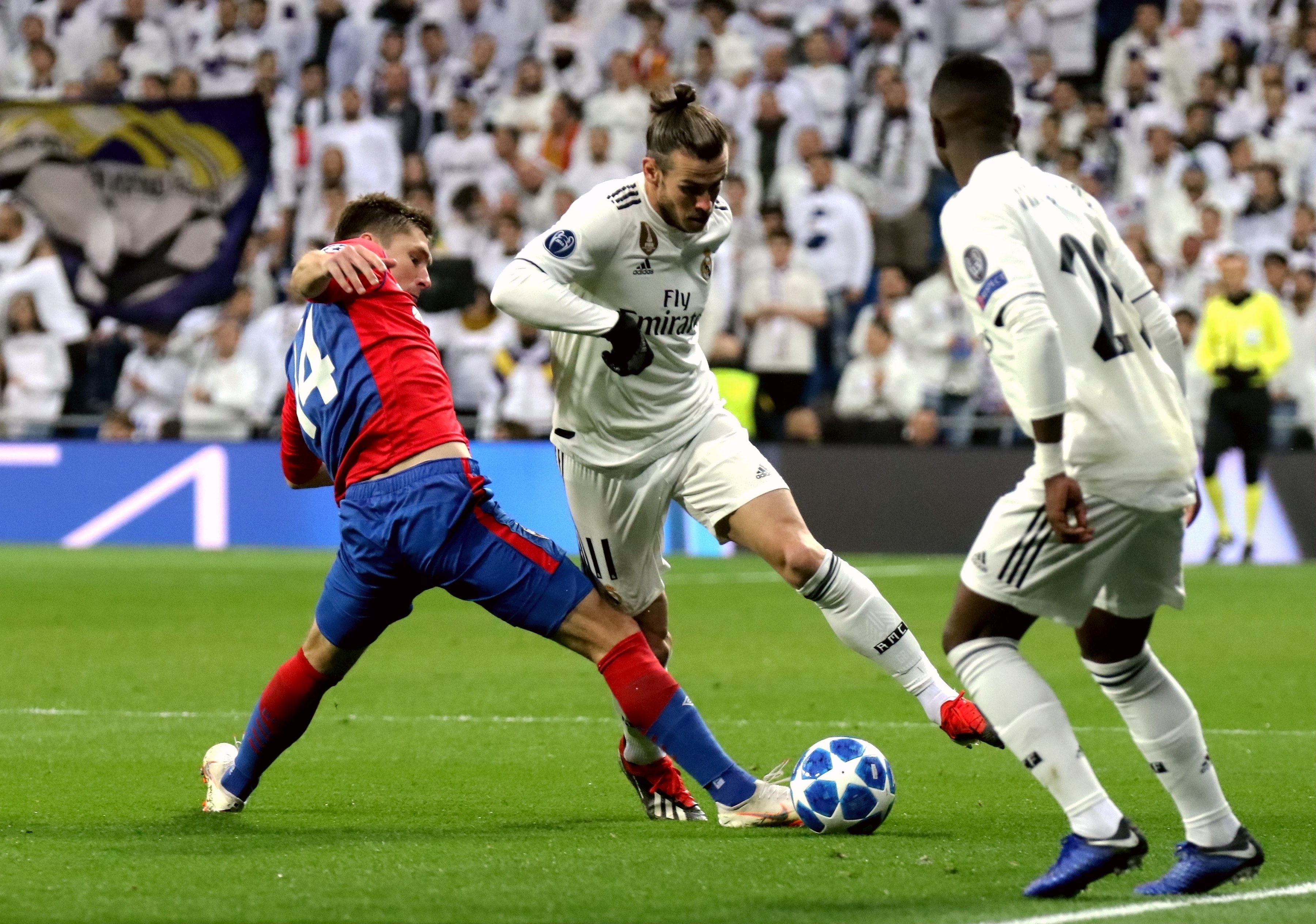 手感火热！字母哥半场10中8得到18分5篮板&次节12分（状态爆棚！字母哥半场10投8中轰下18分5板，次节独揽12分）