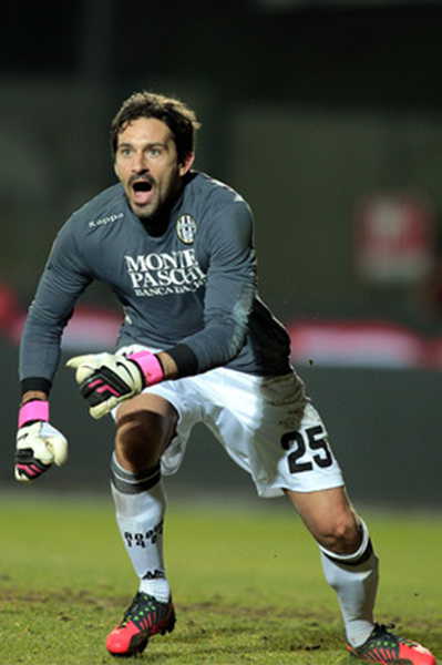 体坛记者：瓦科去留可能性相同，有西亚、东南亚球队有意签他（体坛记者称：瓦科留或走五五开，西亚与东南亚球队有意引进）