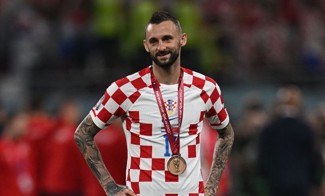 B费助攻梅开二度！英超56助超斯科尔斯独享曼联队史第四（B费用助两次！英超助攻达56次，超越斯科尔斯独占曼联队史第4）