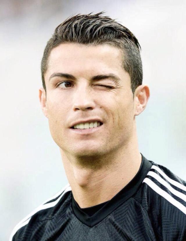 范戴克回应萨拉赫道歉问题，称属内部事宜需俱乐部处理（范戴克就萨拉赫道歉一事表态：属队内事务，交由俱乐部处理）