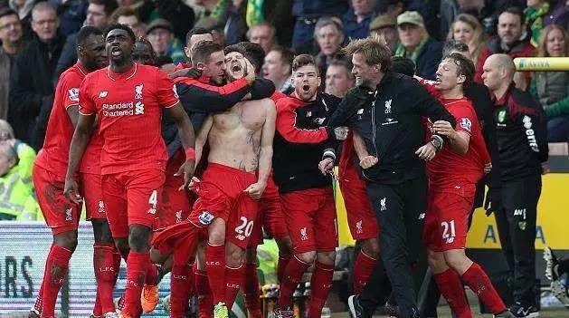 英超日本国脚与战犯照片合影，其俱乐部比赛在中国照常直播引球迷不满，咪咕客服回应（英超日本国脚被曝与战犯合影，其俱乐部在华比赛照常转播引球迷不满，咪咕客服回应）