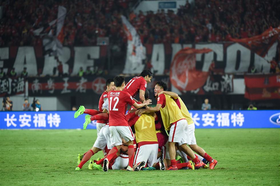 连救4个局点轰6-0！王曼昱打出窒息逆转，第三局直接打崩对手（连救4个局点后6-0反击，王曼昱上演窒息式逆转，第三局彻底打垮对手）