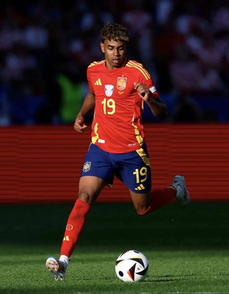 今年上海双雄争冠战启用外籍裁判，去年的主裁为傅明、李海新（上海双雄争冠大战今年启用外籍裁判，去年主哨为傅明、李海新）