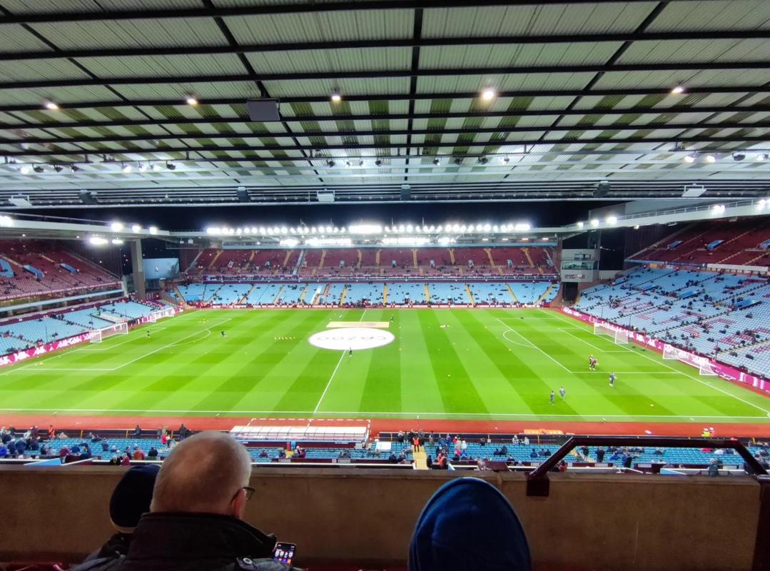 邮报：明年世界杯上下半场中段设强制补水时间，每次三分钟（《邮报》：明年世界杯将在上下半场中段增设3分钟强制补水暂停）