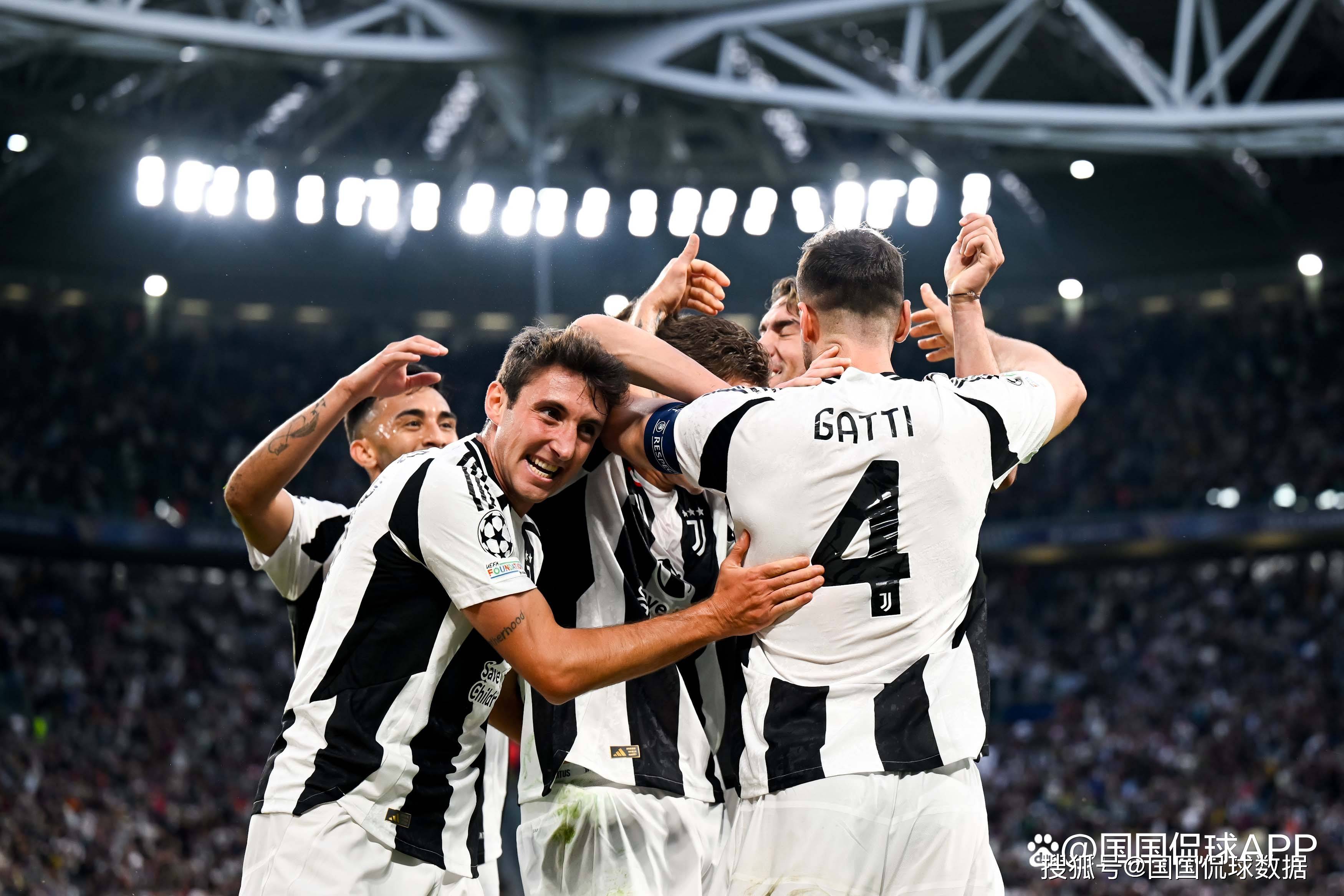 曼联客场4-1胜狼队，B费2射1传，取得3轮不败，积分追平切尔西，排名升至第六。（曼联客场4-1大胜狼队，B费双响+助攻，联赛三轮不败，积分追平切尔西升至第六位）