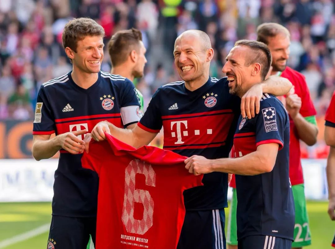 罕见！阿根廷球员骂梅西：没想到你是德保罗的跟屁虫（罕见一幕：阿根廷球员怒怼梅西，称其成了德保罗的跟班）